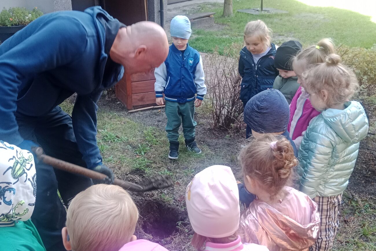 filter: 0; jpegRotation: 0; fileterIntensity: 0.000000; filterMask: 0; module:1facing:0;
hw-remosaic: 0;
touch: (-1.0, -1.0);
modeInfo: ;
sceneMode: NightHDR;
cct_value: 0;
AI_Scene: (-1, -1);
aec_lux: 0.0;
hist255: 0.0;
hist252~255: 0.0;
hist0~15: 0.0;